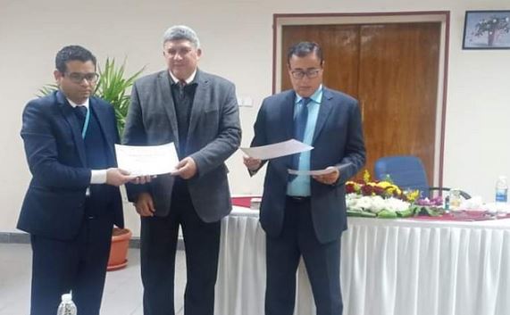 الطيار عادل محجوب يتفقد مطار أسوان الدولى