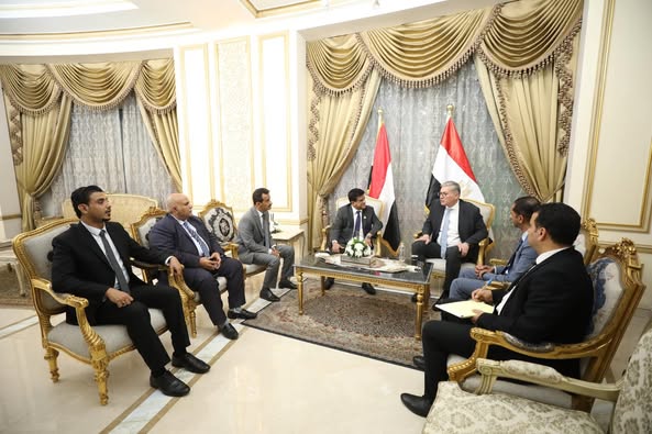 عقد المهندس كريم بدوى وزير البترول والثروة المعدنية جلسة مباحثات مشتركة مع الدكتور سعيد الشماسي وزير النفط والمعادن اليمني  والوفد المرافق ، بحضور المهندس محمد سمير مدير عام بالمكتب الفنى ورئيس وحدة التعاون الدولي ، وذلك هامش المشاركه فى فاعليات مؤتمر مصرى الدولى للطاقة 