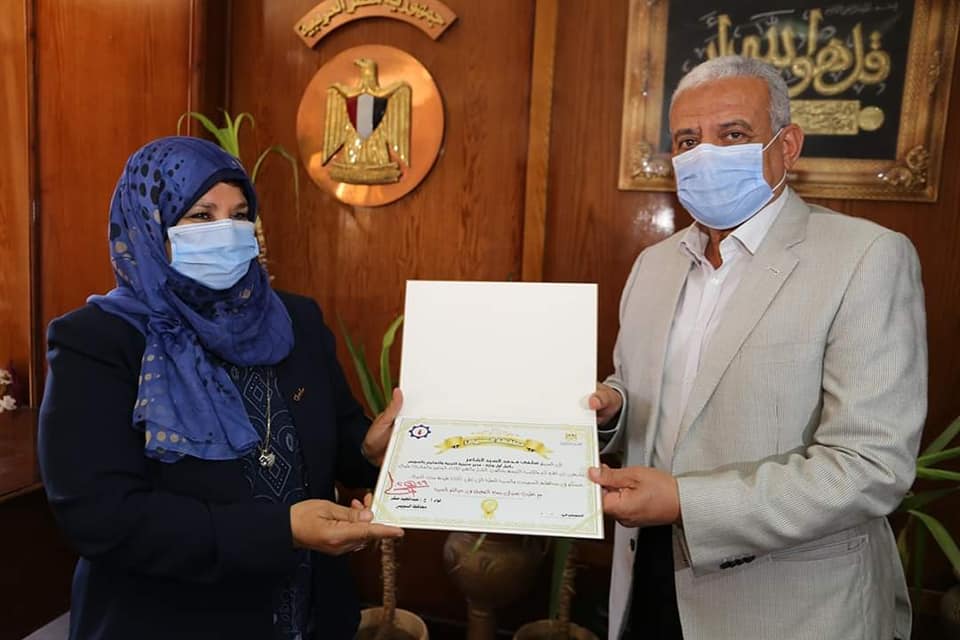 محافظ السويس يُكرم الشاعر لبلوغها السن القانوني ويُشيد بدورها البناء خلال مدة خدمتها بالعملية التعليمية