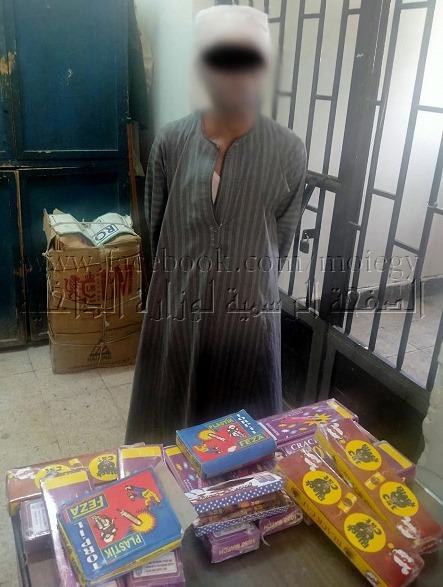(ضبط أحد الأشخاص بمحطة سكك حديد قنا وبحوزته 1270 قطعة ألعاب نارية بقصد الإتجار)