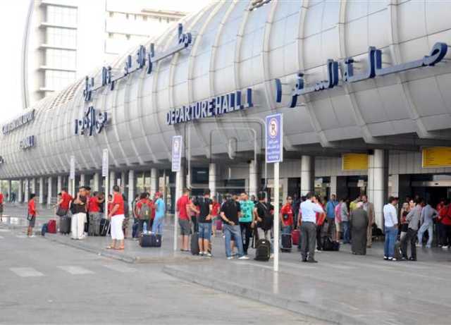 عزل 12 راكبا بالمطار بسبب شهادات الحمي الصفراء
