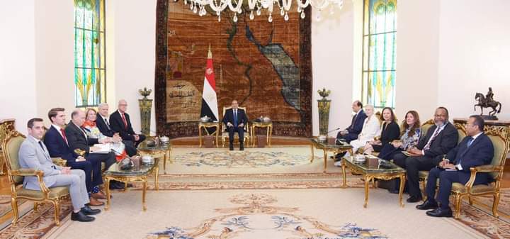 استقبل السيد الرئيس عبد الفتاح السيسي اليوم، وفداً من أعضاء الكونجرس الأمريكي من الحزبين الديمقراطي والجمهوري، برئاسة السيناتور 