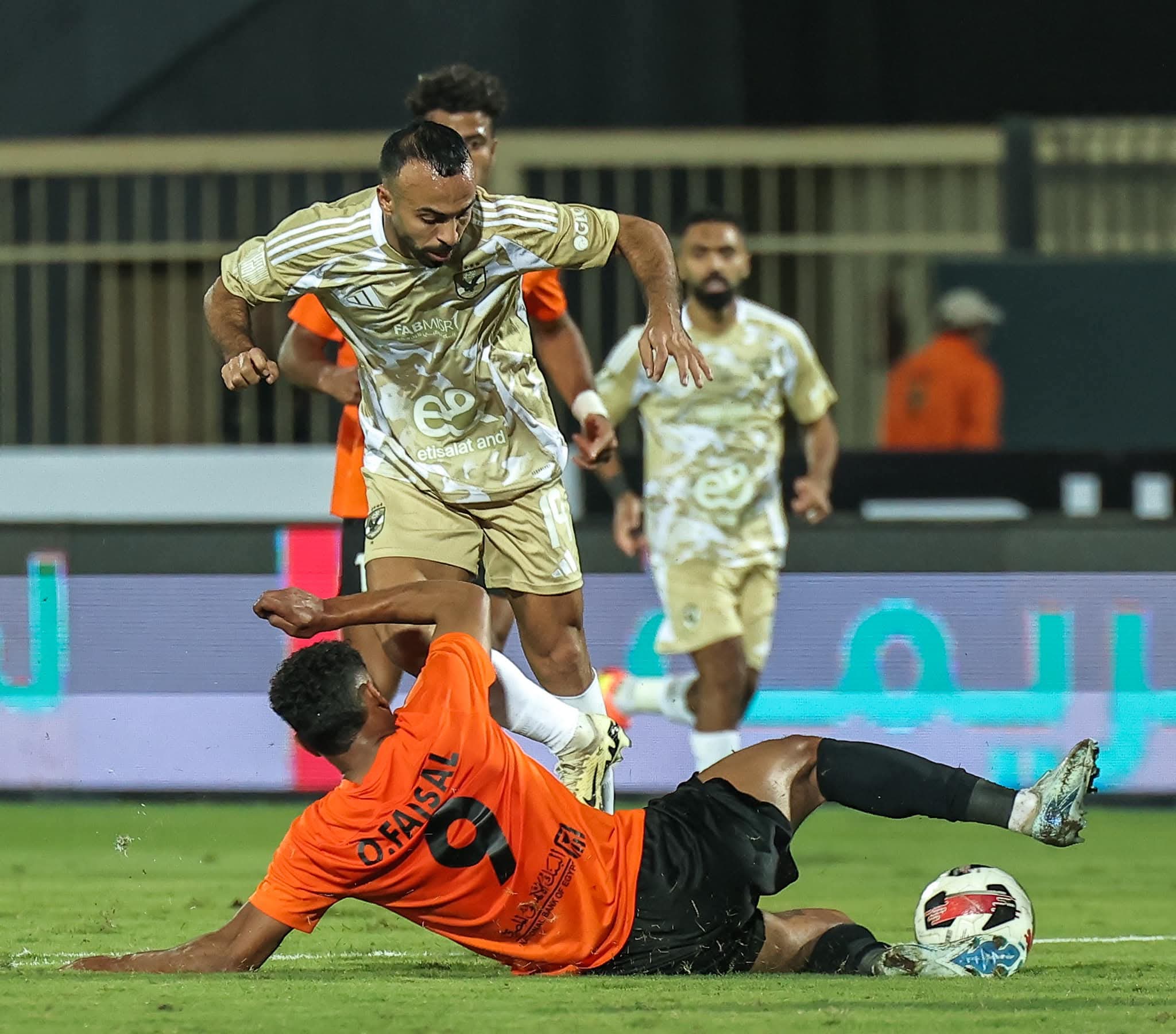 الأهلي يواصل نزيف النقاط بالتعادل السلبي مع البنك الاهلي في الدوري.