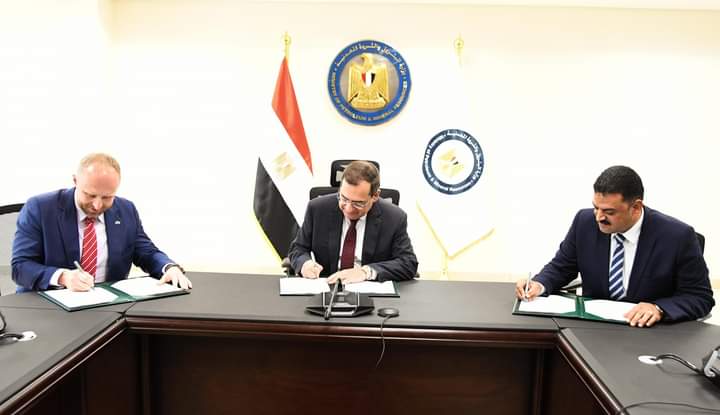 وقع المهندس طارق الملا وزير البترول والثروة المعدنية عقد استغلال خام الذهب والمعادن المصاحبة فى منطقة ابومروات بالصحراء الشرقية بين هيئة الثروة المعدنية وشركة أتون مايننج الكندية