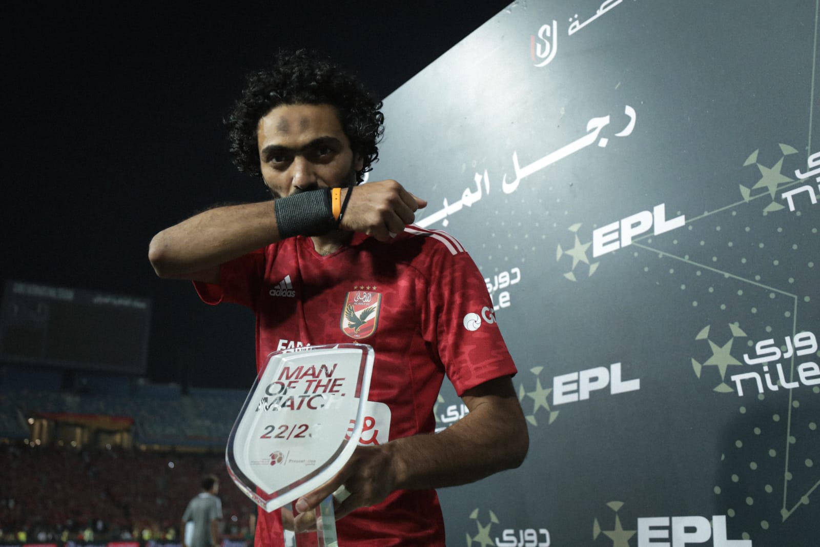 حسين الشحات رجل مباراة الأهلي والزمالك.