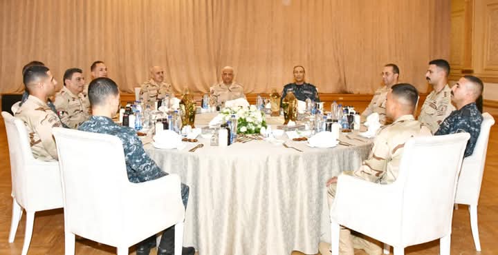 يتناول الفريق أول / عبد المجيد صقر القائد العام للقوات المسلحة وزير الدفاع والإنتاج الحربى وجبة الإفطار مع مقاتلى القوات البحرية والمنطقة الشمالية العسكرية