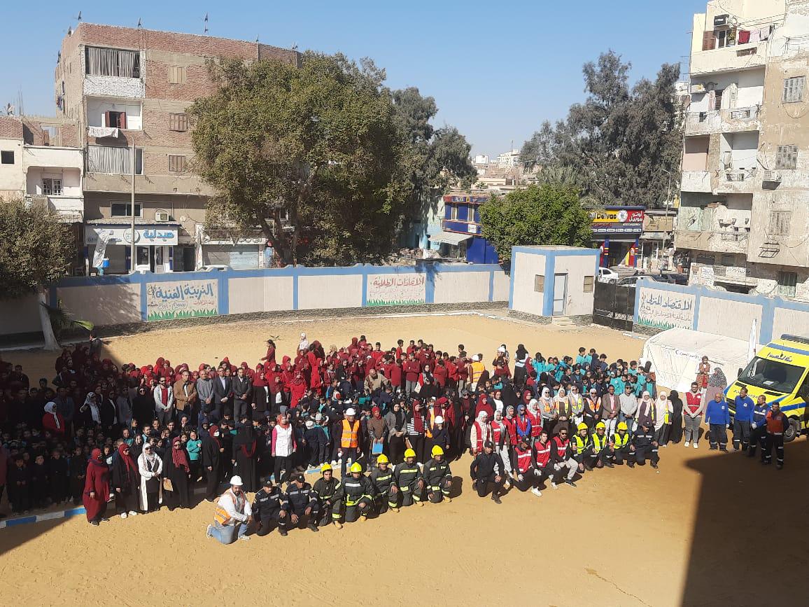 تدريب ميداني نموذجي لسيناريو إخلاء يعزز ثقافة الأمان والسلامة في مدرسة الشهيد النقيب محمد عمرو بالسويس.
