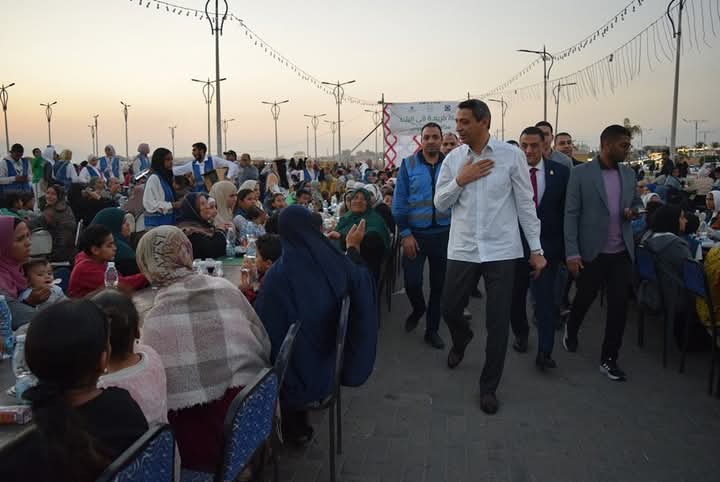 الشاذلي يشارك المواطنين إفطار رمضان بممشي أهل السويس.