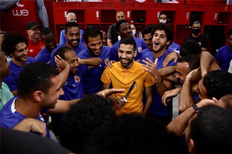 الأهلي يسلم مؤمن زكريا قيمة عقده كاملا.. واللاعبون يكرمونه بالتصفيق و