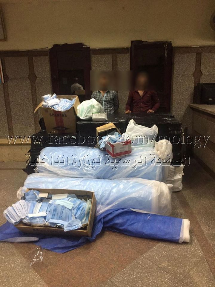 ضبط شخصين بالجيزة لإدراتهما مصنع بدون ترخيص لتصنيع الكمامات الطبية بخامات رديئة ومجهولة المصدر لطرحها للبيع بالأسواق)