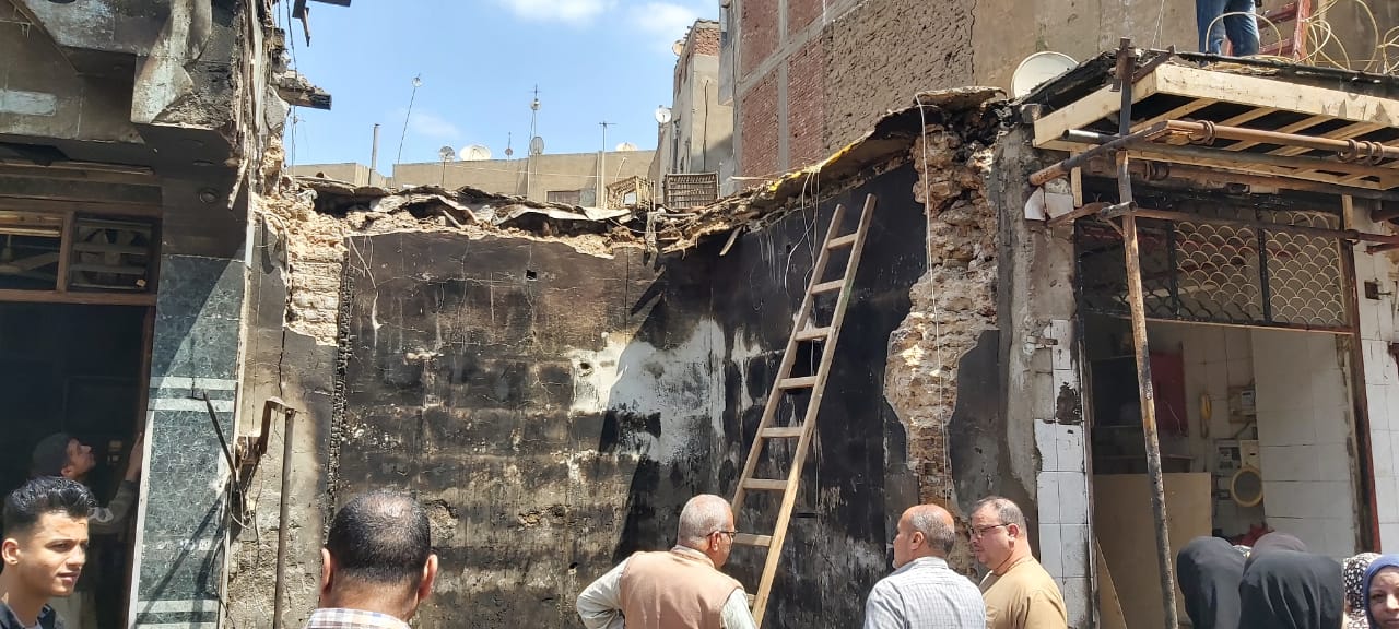 حريق هائل بمتجر للعطارة بالشرقية