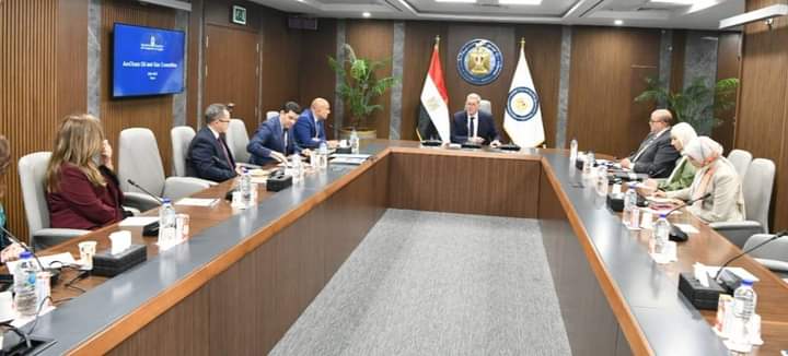 التقى المهندس كريم بدوى، وزير البترول والثروة المعدنية، وأعضاء لجنة البترول والغاز بغرفة التجارة الأمريكية بالقاهرة