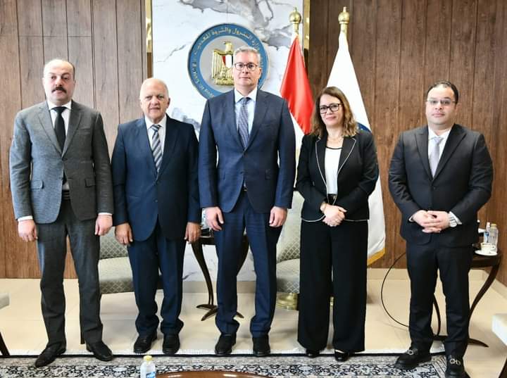 أكد المهندس كريم بدوي وزير البترول والثروة المعدنية أهمية الدور الذي يقوم به مجلس النواب المصري ولجانه النوعية المتخصصة لا سيما لجنة الطاقة والبيئة في مختلف الملفات والموضوعات الهامة المتعلقة بصناعة البترول والغاز والبتروكيماويات وفي مقدمتها مناقشة مشروعات قوانين اتفاقيات البحث والإنتاج للبترول والغاز مع شركاء الاستثمار ، بما يسهم في دفع جهود الوزارة لزيادة الاستثمارات اللازمة لدعم معدلات الإنتاج البترولي
