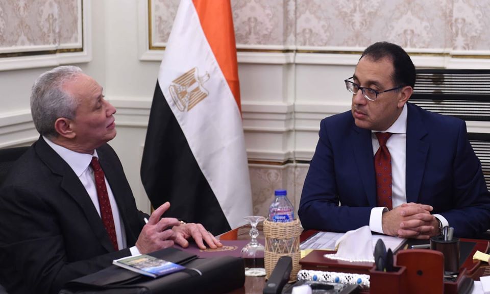 رئيس الوزراء يتابع مع محافظ الأقصر موقف إحياء طريق الكباش