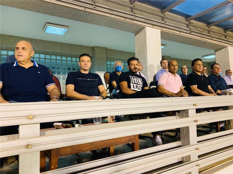 حسام البدري وجهاز منتخب مصر يتابعون مباراة المقاولون والاتحاد من الملعب.