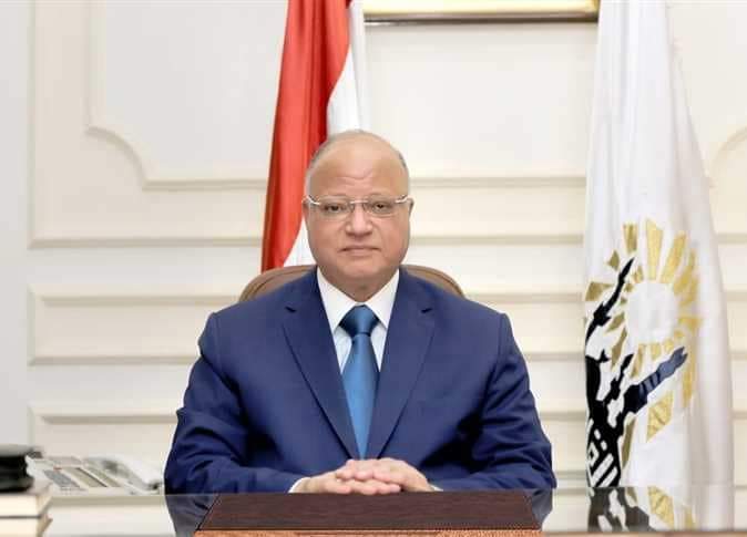 تيسيرًا على المواطنين أكد اللواء خالد عبدالعال محافظ القاهرة أنه سيتم اعتبارًا من يوم الأحد القادم مرور فرق عمل ميدانية بصحبة سيارة مركز تكنولوجى متنقل على المحال التجارية بكافة مناطق وأحياء العاصمة لتعريف المواطنين بالتيسيرات التى يقدمها قانون المحال العامة ١٥٤ والذى يتيح لصاحب المحل التعامل مع شباك واحد بدلاً من التردد على عدة جهات للحصول على خدمة ترخيص المحل توفيرًا للجهد والمال
