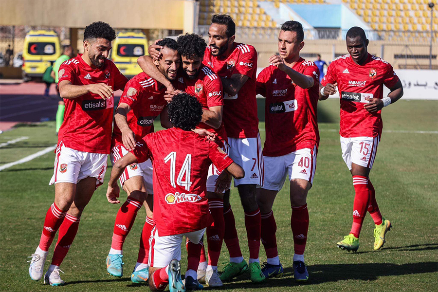 الأهلى يضرب أسوان في عقر داره بثلاثية نظيفة وينفرد بصدارة الدوري الممتاز.