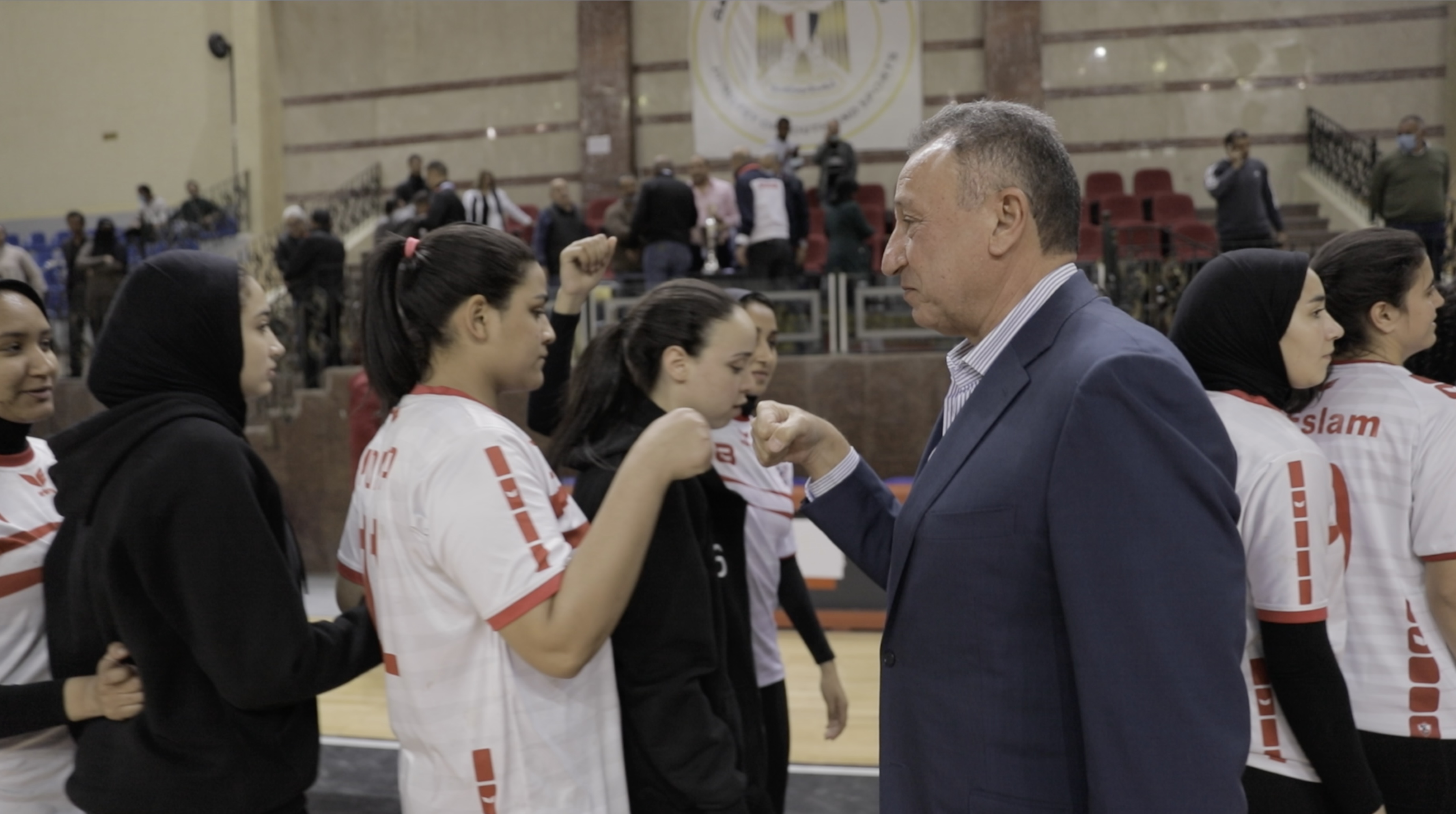 الخطيب يصافح لاعبات «يد الزمالك» بعد تتويج الأهلي بكأس مصر.