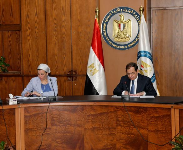 عقد المهندس طارق الملا وزير البترول والثروة المعدنية والدكتورة ياسمين فؤاد وزيرة البيئة اجتماعا بمقر وزارة البترول لبحث أسس التوافق البيئى