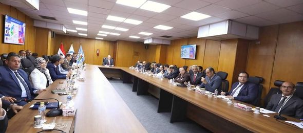عقد المهندس كريم بدوي وزير البترول والثروة المعدنية اجتماعاً موسعاً مع القيادات التنفيذية بالهيئة المصرية العامة للثروة المعدنية ضم رئيس الهيئة الجيولوجي ياسر رمضان ورؤساء الإدارات المركزية بالهيئة ومديرو عموم الإدارات المختلفة.