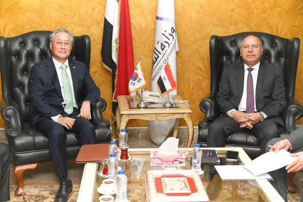 نائب رئيس مجلس الوزراء للتنمية الصناعية وزير الصناعة والنقل يبحث مع سفير كوريا الجنوبية بالقاهرة سبل تعزيز التعاون بين البلدين في مجالي الصناعة والنقل وزيادة الاستثمارات الكورية في السوق المصري وتوطين عدد من الصناعات بمصر