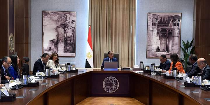 رئيس الوزراء يستعرض تطورات الاستراتيجية الوطنية لصناعة السيارات