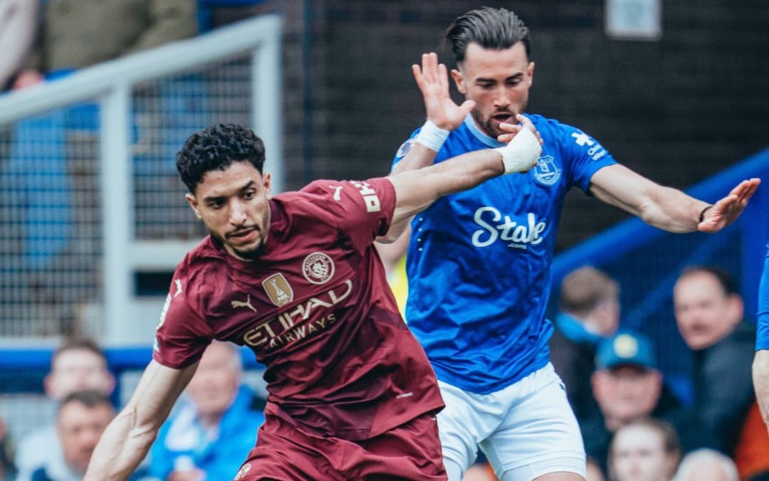 مان سيتي يفوز على إيفرتون بثنائية نظيفة في الدوري الإنجليزي.
