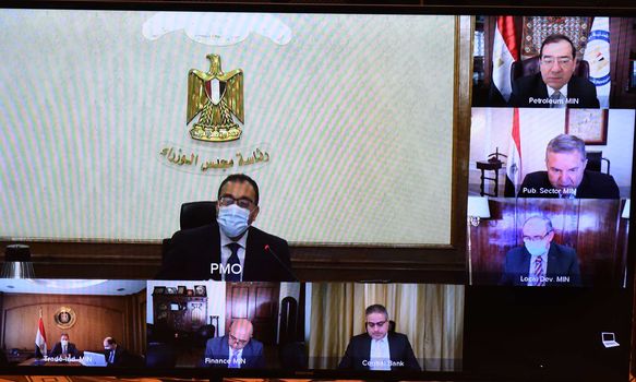 رئيس الوزراء يتابع الموقف التنفيذي لمبادرة إحلال السيارات المتقادمة للعمل بالغاز الطبيعي