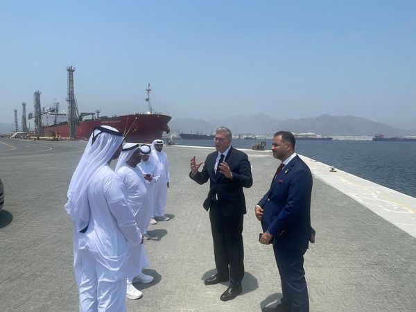 قام المهندس كريم بدوى وزير البترول والثروة المعدنية اليوم بزيارة لمنطقة الفجيرة للصناعة البترولية foiz وميناء الفجيرة البترولى فى إمارة الفجيرة بدولة الإمارات العربية المتحدة الشقيقة 