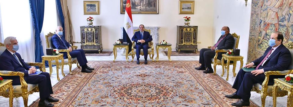 السيد الرئيس يؤكد ان الجهود المصرية تجاه ليبيا تهدف لاستعادة اركان الدولة وملء فراغ السلطة  استقبل السيد الرئيس عبد الفتاح السيسي اليوم السيد نيكوس دندياس وزير خارجية اليونان، وذلك بحضور السيد سامح شكري وزير الخارجية، والسيد عباس كامل رئيس المخابرات العامة، بالإضافة