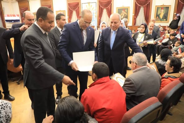 وزير العمل ومحافظ القاهرة يسلمان 80 عقد عمل منهم 70 عقدا لذوي همم ..و14 شهادة إتمام دورة تدريبية 