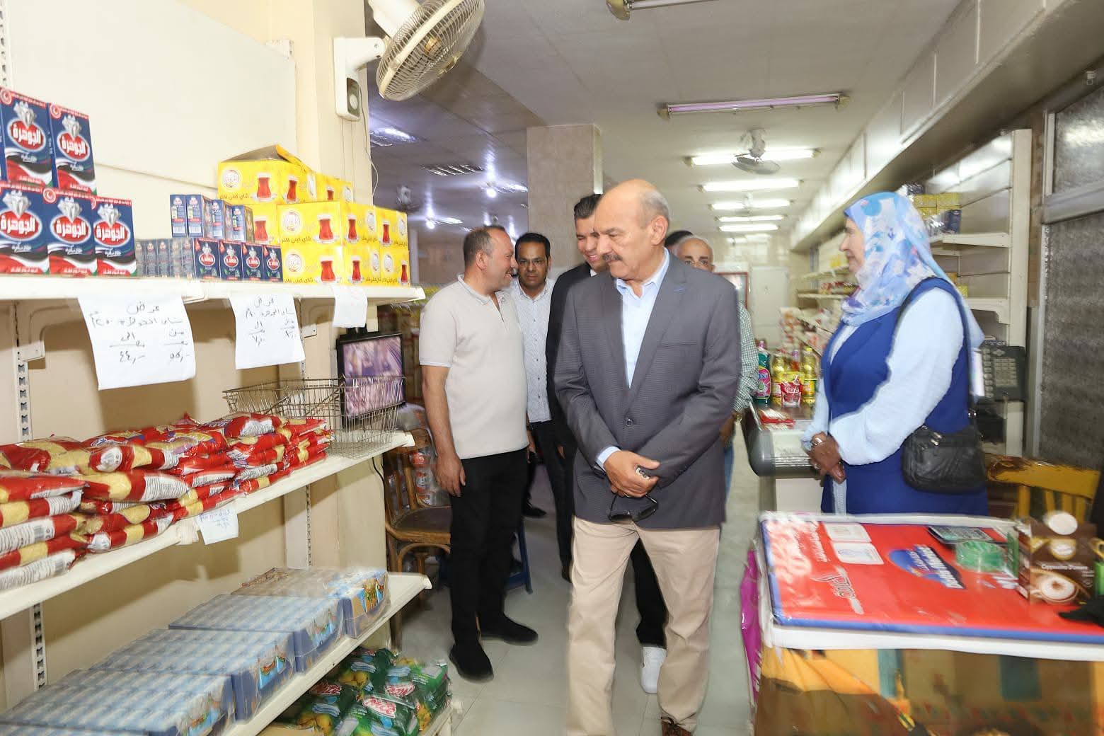 محافظ السويس يتفقد محلات دلتا ماركت بحي السويس للتأكيد على توافر اللحوم البلدية والسلع الغذائية بأسعار في متناول الجميع