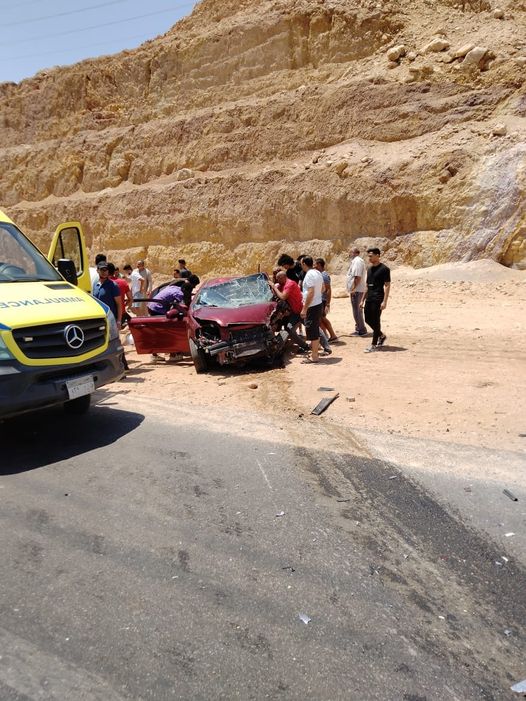 مصرع واصابة 10 أشخاص بينهم 3 أجانب بحادث تصادم سيارتين بطريق السخنة بالسويس
