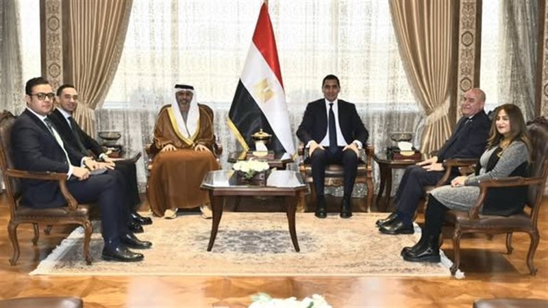 جوهر نبيل وزير الشباب وسفير الإمارات يبحثان دعم التعاون في مجالات الشباب والاستثمار الرياضي.