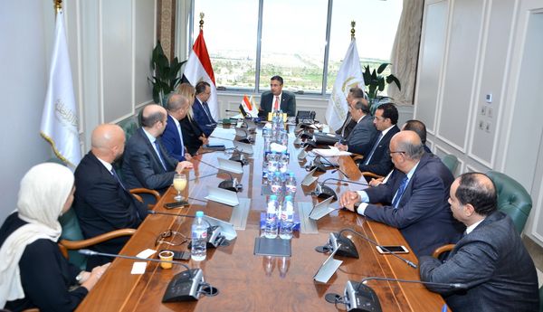 وزير التموين والتجارة الداخلية يجتمع مع رئيس الهيئة القومية للبريد المصري وممثلي شركة فيزا العالمية لبحث أوجه التعاون المختلفة وتقديم مجموعة من الخدمات المالية.