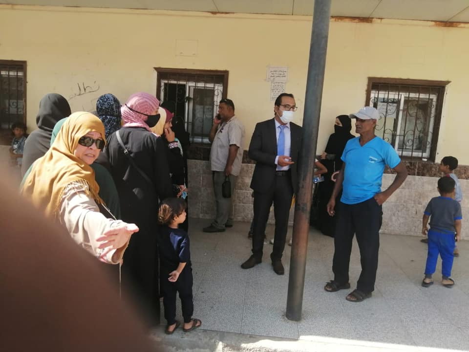 قام صباح اليوم الاثنين السيد الدكتور أحمد البرعي بالمرور علي العيادات الخارجية بمستشفي السويس العام وتفقد سير العمل والتأكد من وجود الفريق الطبي والتزام الجميع بالاجراءات الاحترازية ،