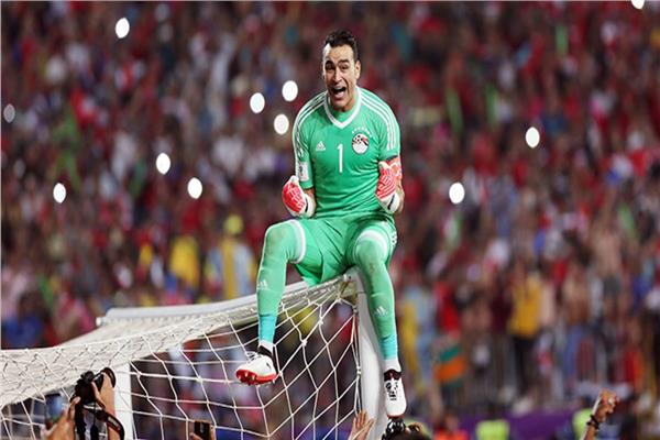 الحضري يوجه رسالة خاصة لـ محمد الشناوي بعد فوز الأهلي بكأس مصر.