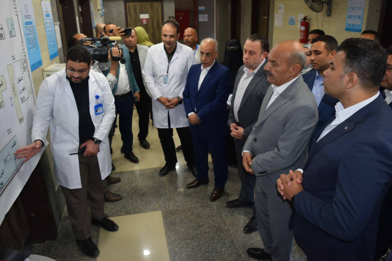 محافظ السويس يتفقد مستشفى الجهاز الهضمي والكبد والمناظير ويقدم التهنئة بعيد الاضحى للعاملين ومرضى الغسيل الكلوي