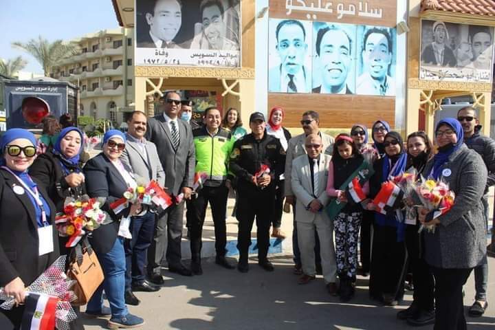 مصر الحديثة بالسويس يحتفل مع الشرطة بعيدها ال 70 بباقات الزهور والأعلام.