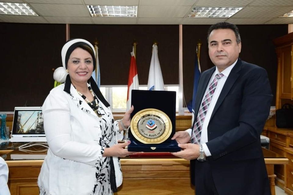 نائب رئيس جامعة أسيوط تبحث سبل التعاون المشترك وتستعرض الدور الخدمي و التنموي للشركات و المؤسسات المجتمعية خلال زيارتها لمقر شركة أسيوط لتكرير البترول