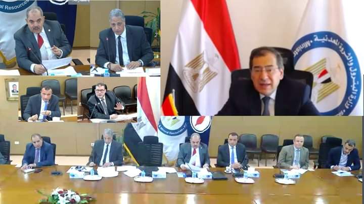 عقد المهندس طارق الملا وزير البترول والثروة المعدنية  عبر الفيديوكونفرانس الاجتماعين الدوريين مع رؤساء ومسئولي عدد من شركات الإنتاج البترولى بالصحراوين الشرقية والغربية