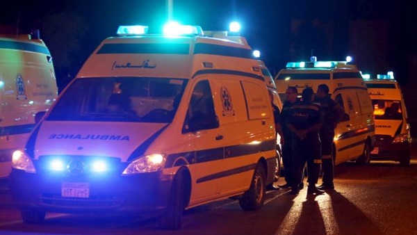 إصابة 5 أشخاص بحادث اصطدام سيارة بشجرة بطريق