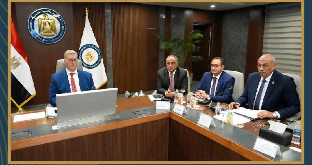 *وزير البترول والثروة المعدنية يعتمد الموازنة الاستثمارية لشركة السويس 2026- 2027 * اعتمد المهندس كريم بدوي، وزير البترول والثروة المعدنية، الموازنة الاستثمارية لشركة السويس لتصنيع البترول، للعام المالي 2027/2026، وذلك بحضور الفريق كامل الوزير، نائب رئيس مجلس الوزراء للتنمية الصناعية وزير الصناعة والنقل، والدكتور محمود عصمت، وزير الكهرباء والطاقة المتجددة، والدكتورة منال عوض، وزيرة التنمية المحلية والقائمة بأعمال وزير البيئة