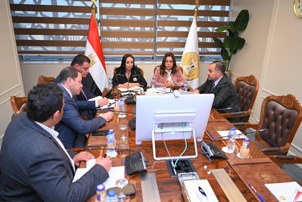عبر الفيديو كونفرانس* :  *وزيرتا التنمية المحلية والتضامن الاجتماعي تبحثان مع المحافظين آليات التنسيق مع الجمعيات الأهلية لرفع كفاءة منازل الفئات الأولي بالرعاية بقري