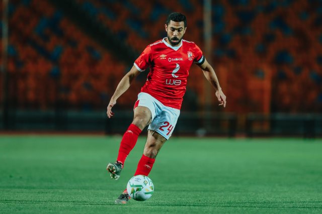 لاعبو الأهلي يحيون أحمد فتحي أمام طلائع الجيش.. قبل الانتقال لـ بيراميدز.