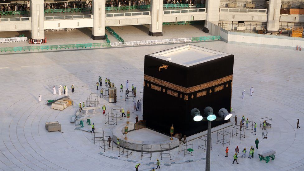 السعودية تفرض حظر التجوال الشامل في مكة المكرمة والمدينة لمواجهة فيروس كورونا