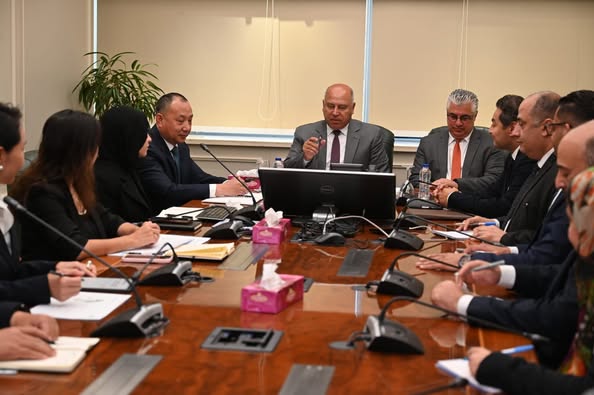 نائب رئيس مجلس الوزراء للتنمية الصناعية وزير الصناعة والنقل يلتقي رئيس شركة شين فينج إيجيبت الصينية لبحث مستجدات خطة إنشاء مجمع صناعي متكامل يضم 9 مصانع بإجمالي استثمارات 1,65 مليار دولار