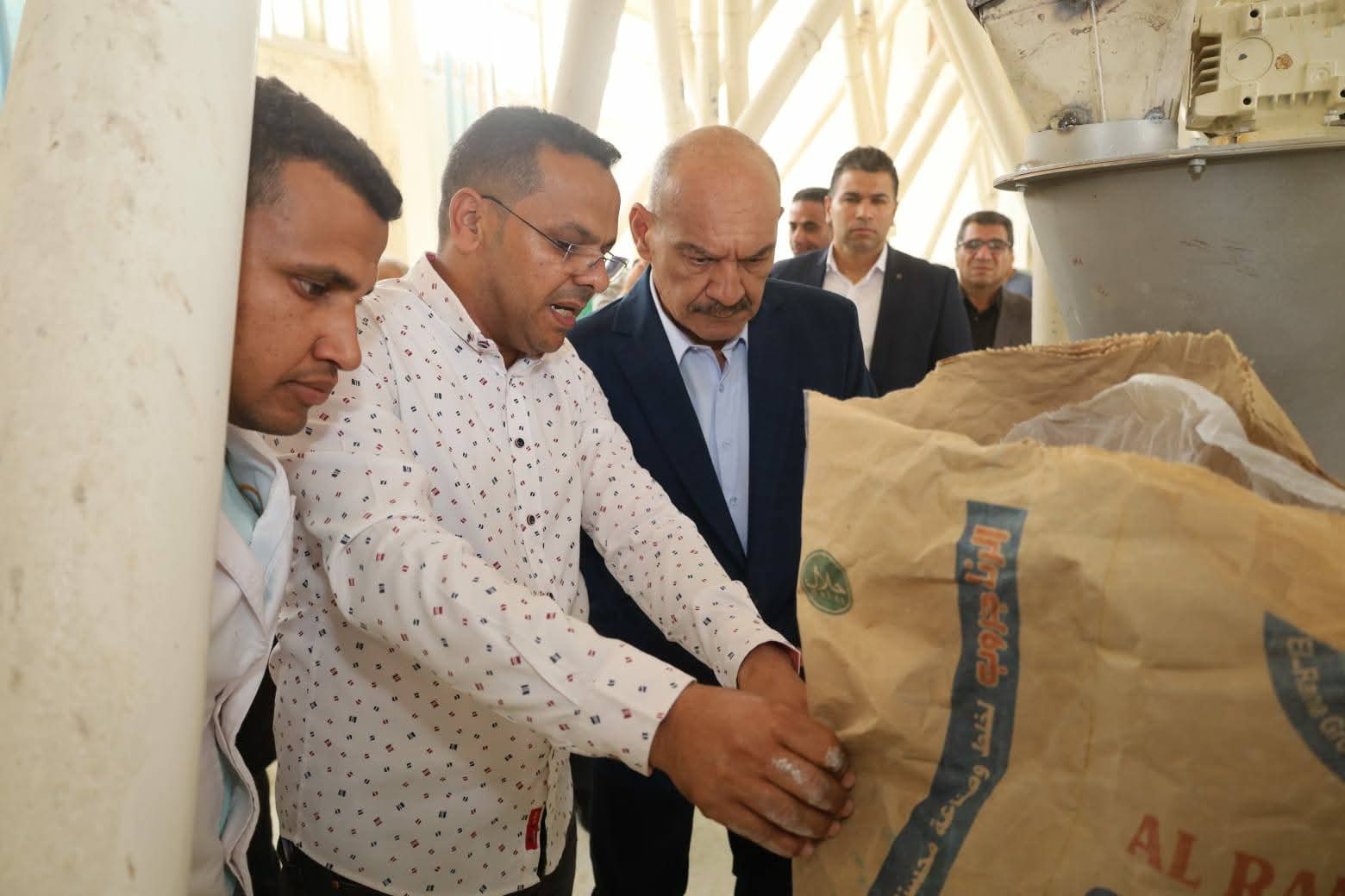 تفقد اللواء أح / هانى رشاد، محافظ السويس، اليوم مطاحن شرق الدلتا بالسويس، لمتابعة مراحل إنتاج الدقيق البلدي