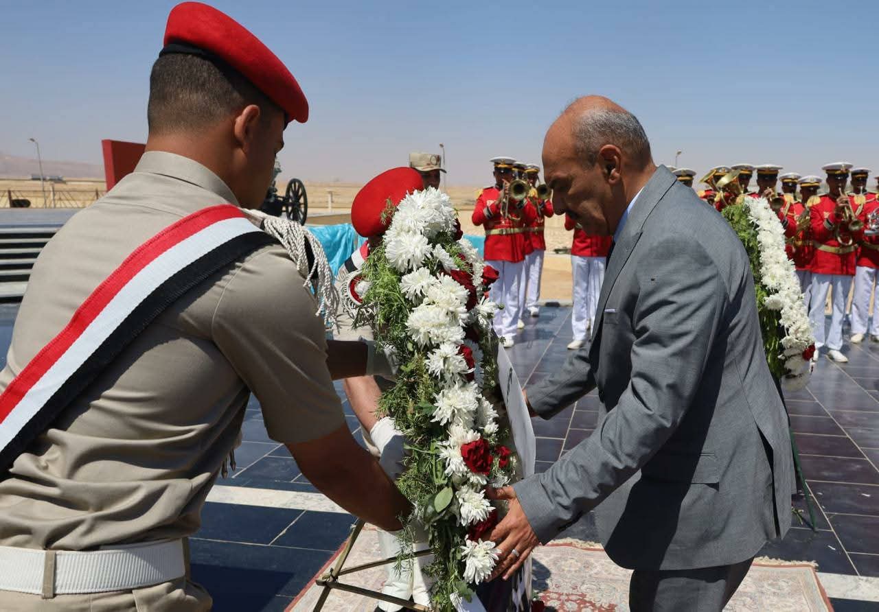 محافظ السويس يضع إكليل زهور على النصب التذكارى للجندى المجهول بالجيش الثالث الميداني بمناسبة عيد تحرير سيناء