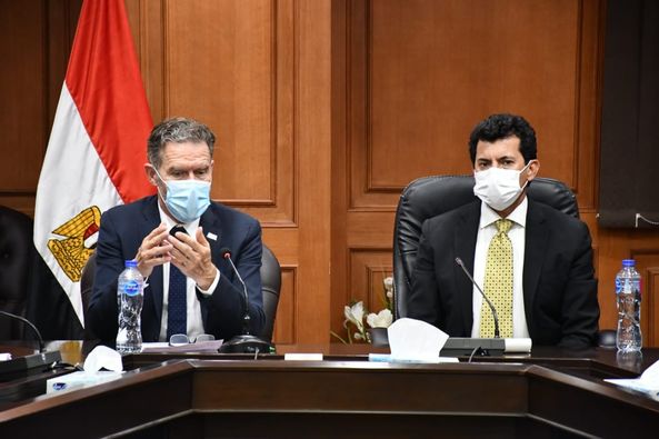 وزير الشباب والرياضة يلتقي السفير إيب بيترسن مساعد سكرتير عام الأمم المتحدة للسكان